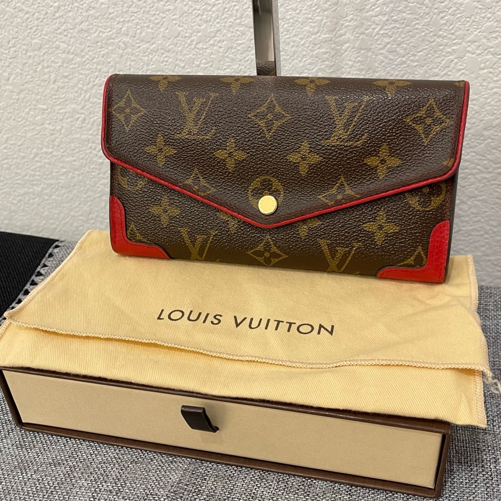 01. LOUIS VUITTON Sarah Retiro Monogram Canvas Wallet Brown/Cerise - Picture 3 of 16